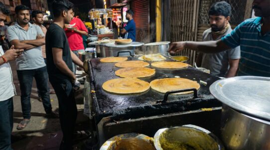 Thee small spots specialize in making crisp butter dosas in evening crowds.