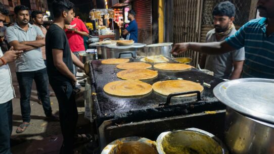 Thee small spots specialize in making crisp butter dosas in evening crowds.