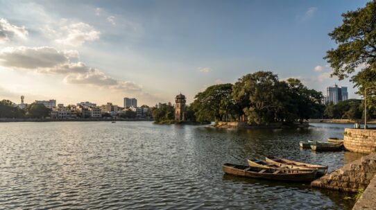 Best early mornings in winter or post-monsoon for peaceful views